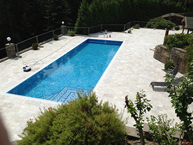 Betonbecken mit Überlaufrinne und Mosaikfliese Betonbecken mit Überlaufrinne und Mosaikfliese